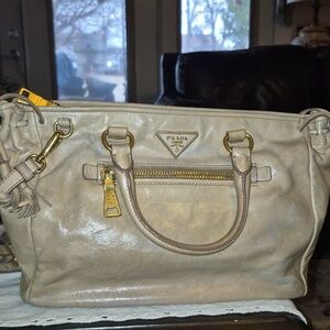 Prada Vitello Shine Leather 2-WaySatchelWith DetachableCrossbody Strap.authentic